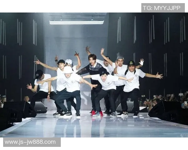 韩国足球明星新片震撼来袭展现运动与梦想的完美结合